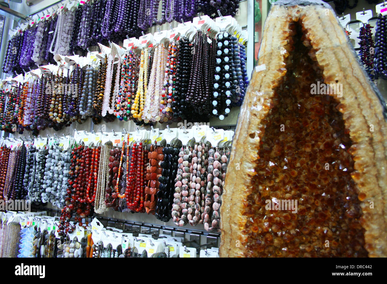 Semipreziose pietre preziose nel negozio con enorme forma naturale gem Foto Stock