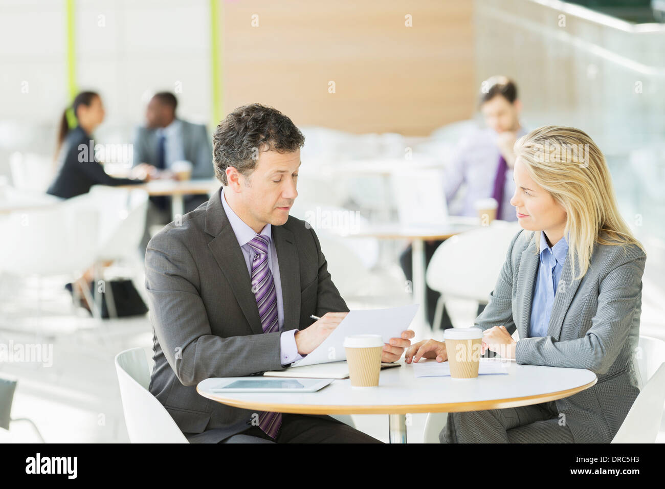 La gente di affari di parlare in ufficio Foto Stock