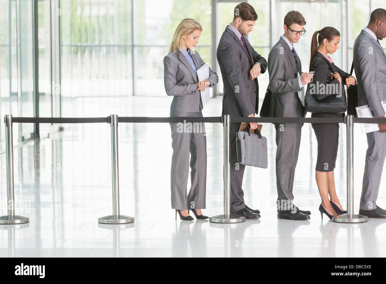 La gente di affari in attesa in linea Foto Stock