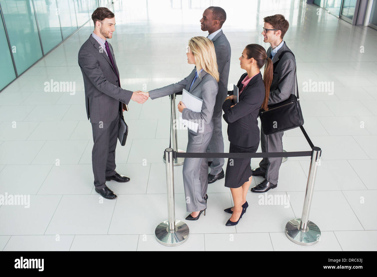 La gente di affari stringono le mani Foto Stock