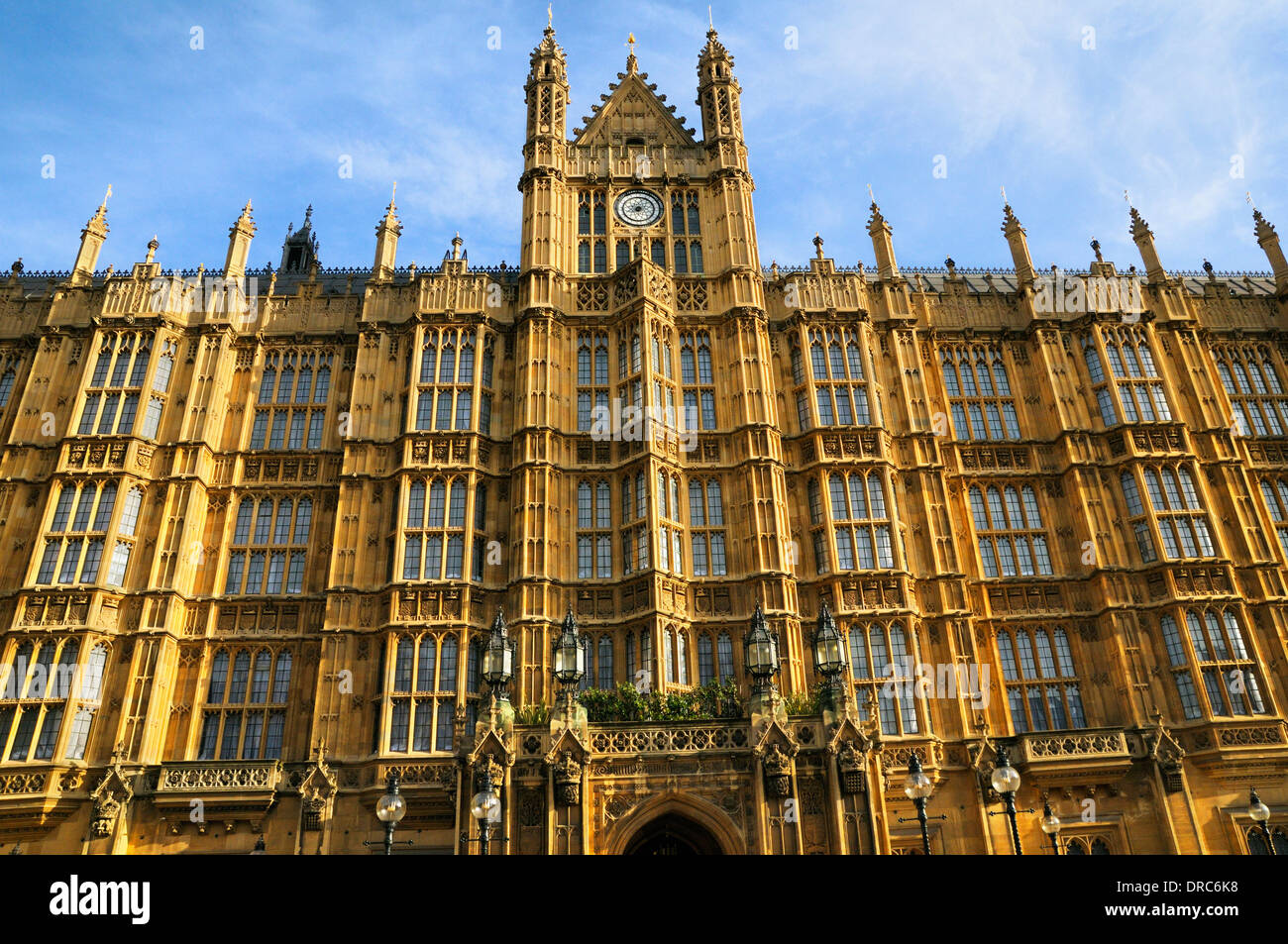 L'esterno dell'entrata dei coetanei delle Houses of Lords da Old Palace Yard, Palace of Westminster, City of Westminster, Londra, Inghilterra, REGNO UNITO Foto Stock