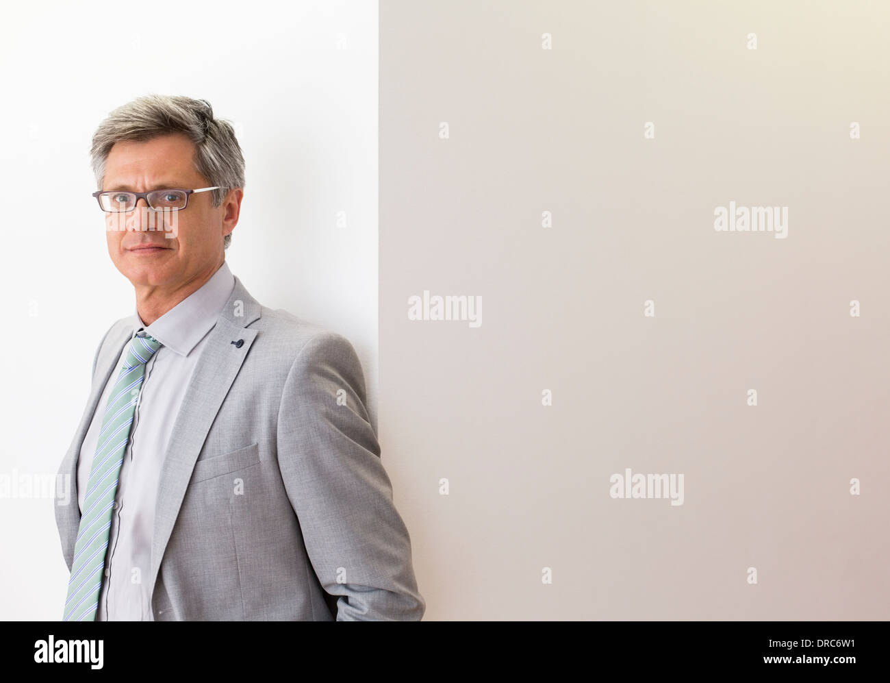 Imprenditore sorridente in ufficio Foto Stock