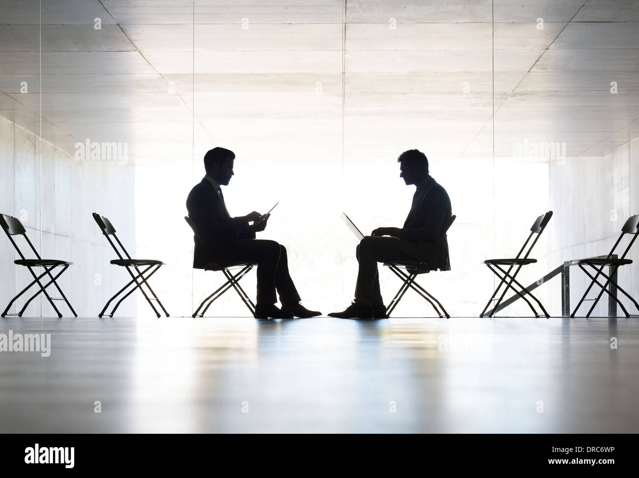 Silhouette di uomini di affari di lavoro in ufficio Foto Stock