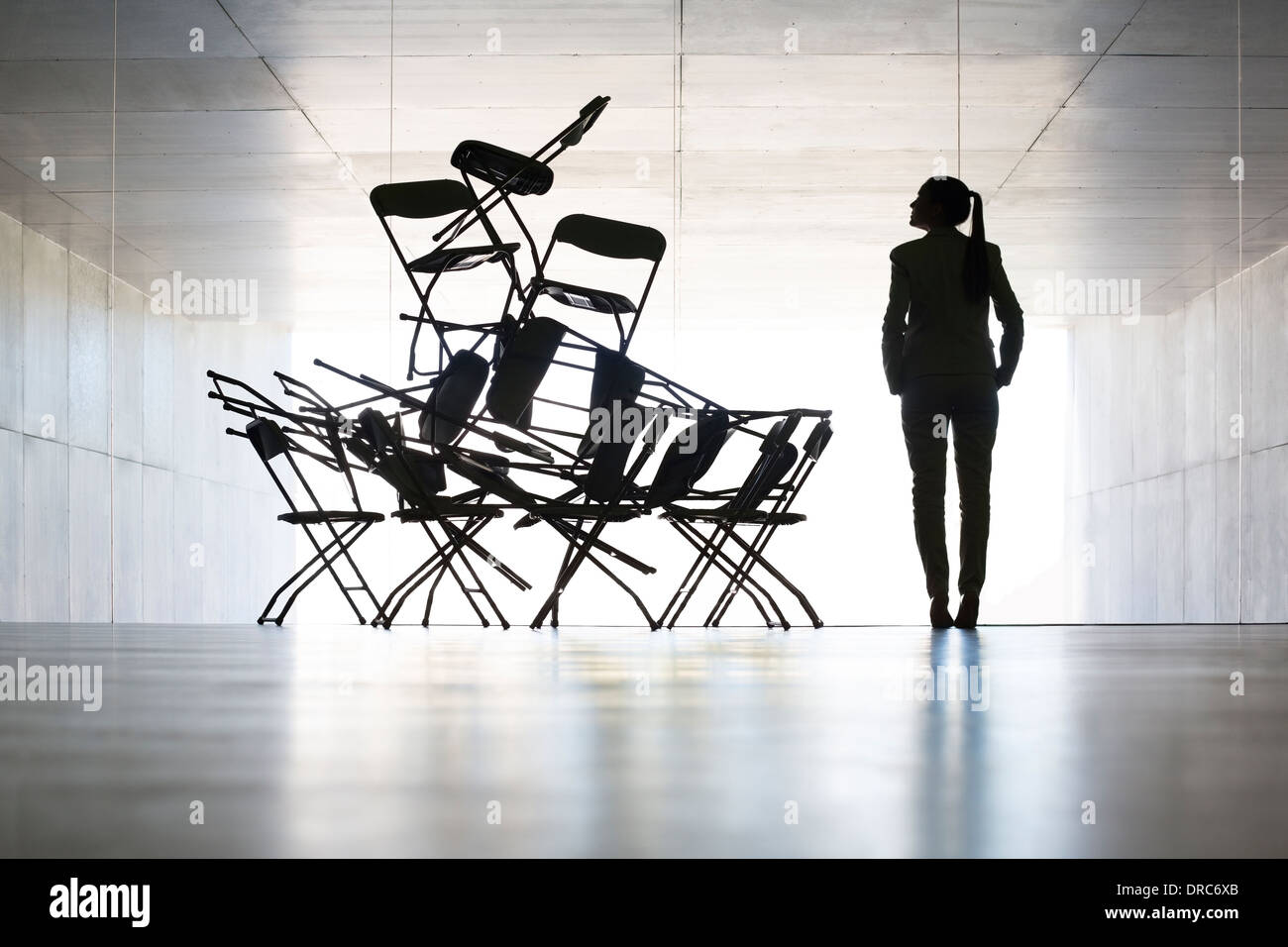 Imprenditrice esaminando la sedia da ufficio arte di installazione Foto Stock