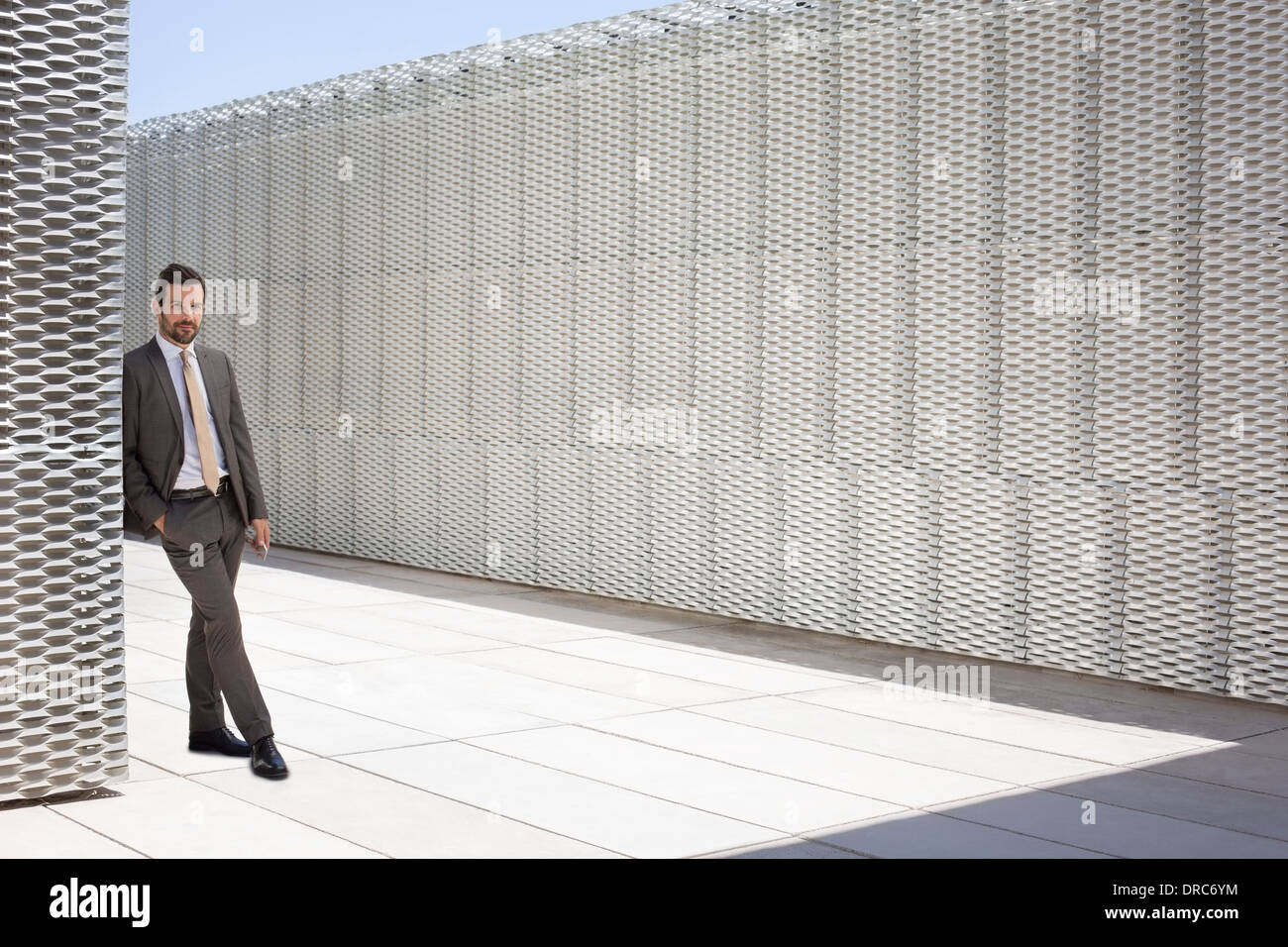 Imprenditore in piedi all'aperto Foto Stock