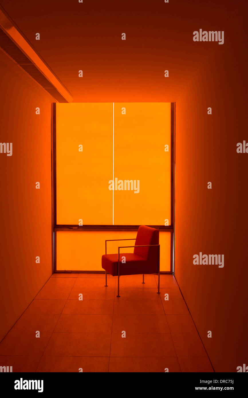 Sedia in corrispondenza della finestra in ufficio arancione Foto Stock