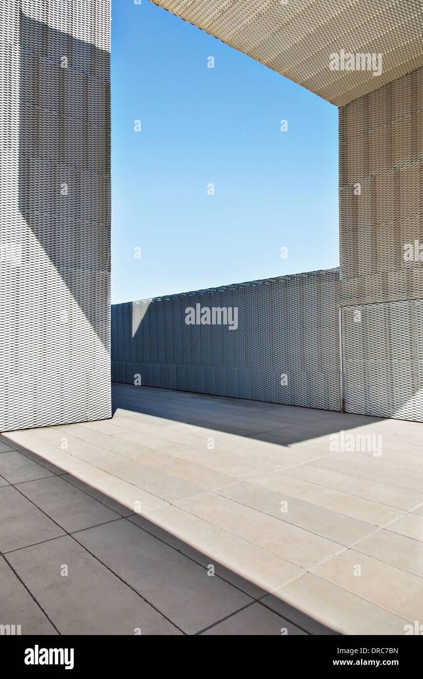 La luce del sole e le ombre su edificio moderno Foto Stock