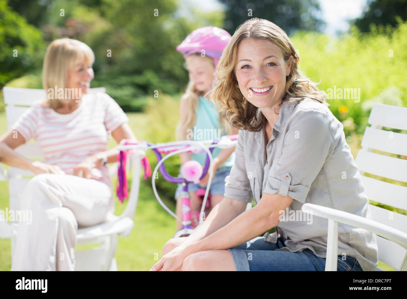 Donna sorridente nel cortile posteriore Foto Stock