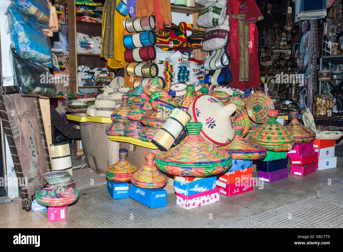 Market street scene, Mercato di Addis Abeba, Etiopia Foto Stock