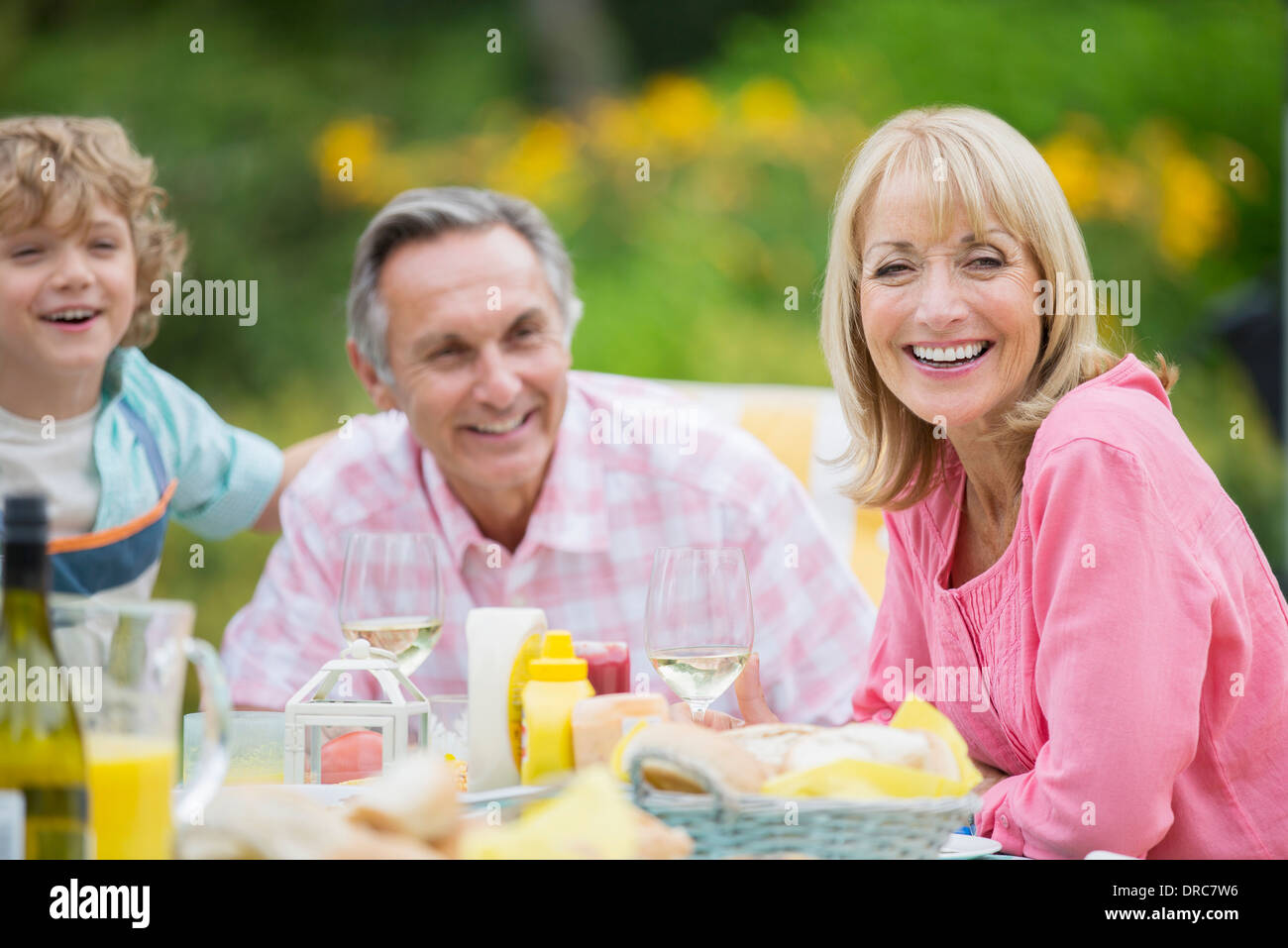 Famiglia mangiare insieme all'aperto Foto Stock