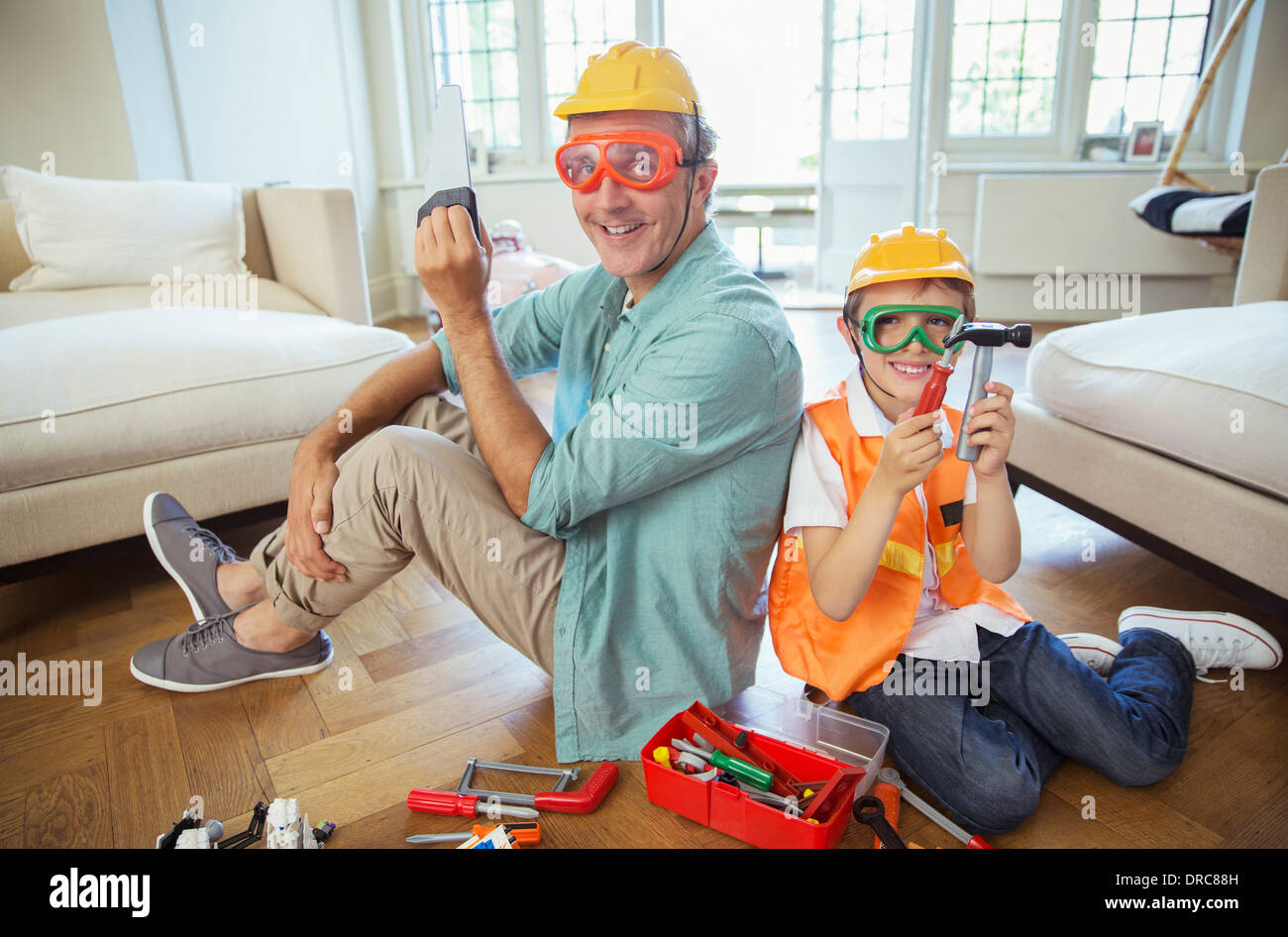Padre e figlio giocare con giocattoli da costruzione Foto Stock