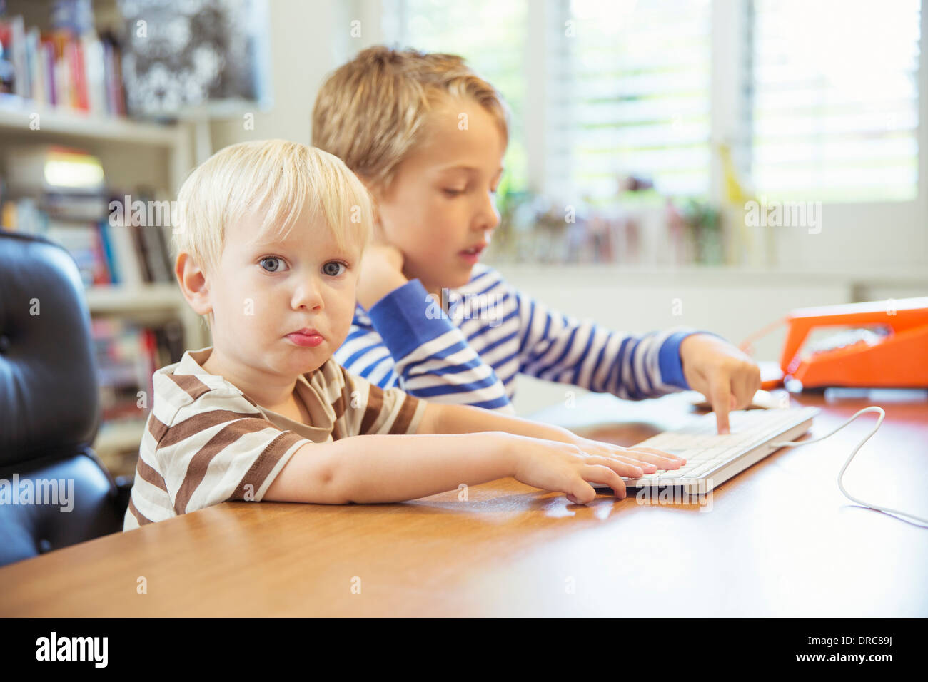 I bambini utilizzando il computer Foto Stock
