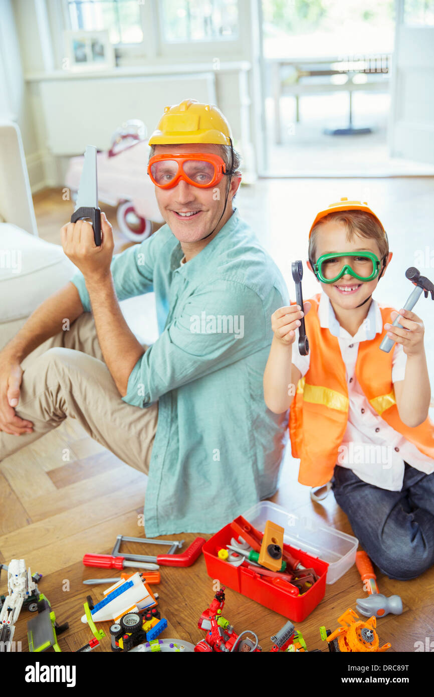 Padre e figlio giocare con giocattoli da costruzione Foto Stock
