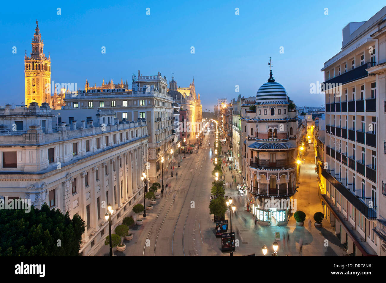 Constitution Avenue e la torre Giralda di Siviglia, regione dell'Andalusia, Spagna, Europa Foto Stock