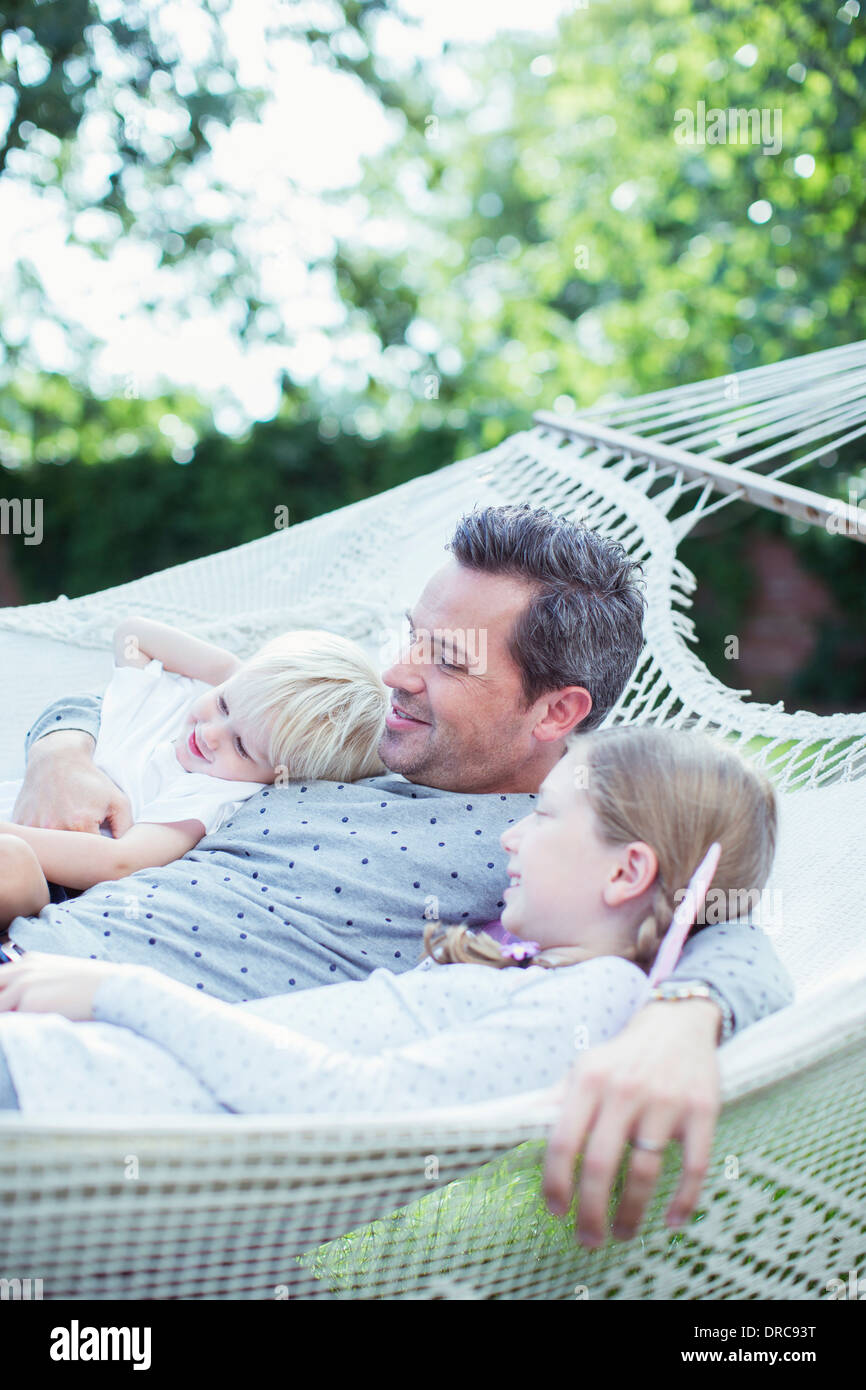 Padre e figli rilassante in amaca Foto Stock