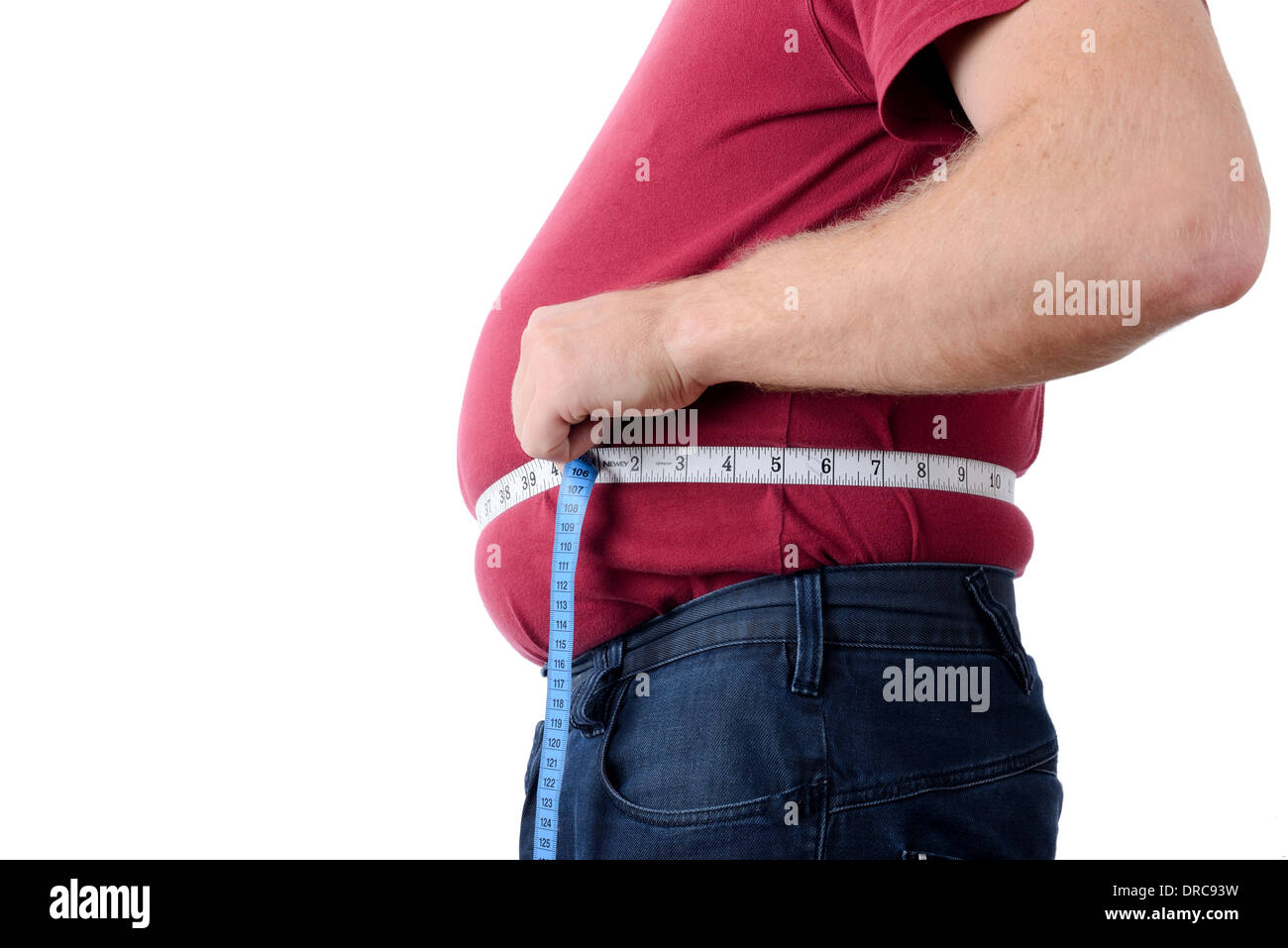 Il profilo laterale di un uomo del peso dello stomaco di misurazione Foto Stock