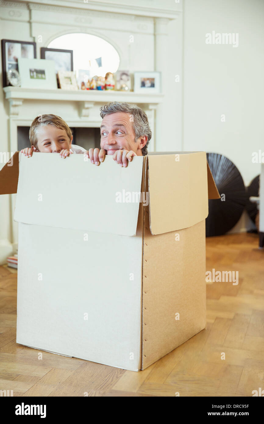 Padre e figlio giocando in scatola di cartone Foto Stock