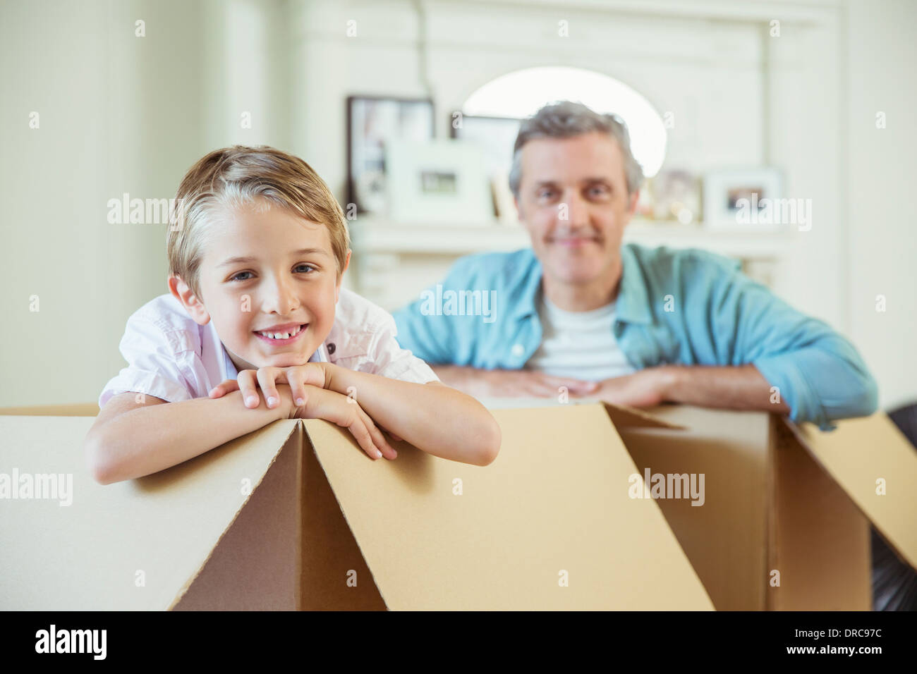 Padre e figlio giocando in scatole di cartone Foto Stock