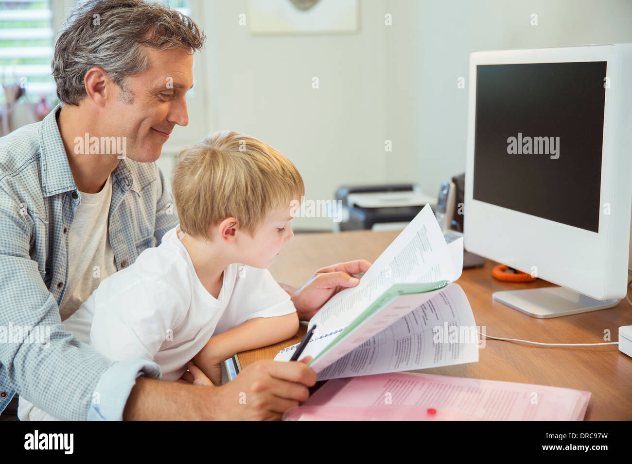 Padre e figlio che lavorano in ufficio in casa Foto Stock