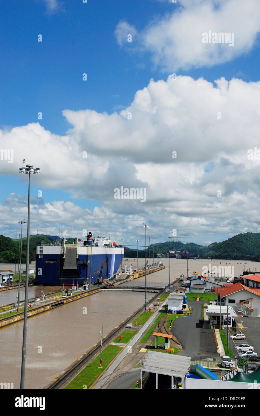 Nave che attraversa il Canale di Panama a Miraflores Locks Foto Stock