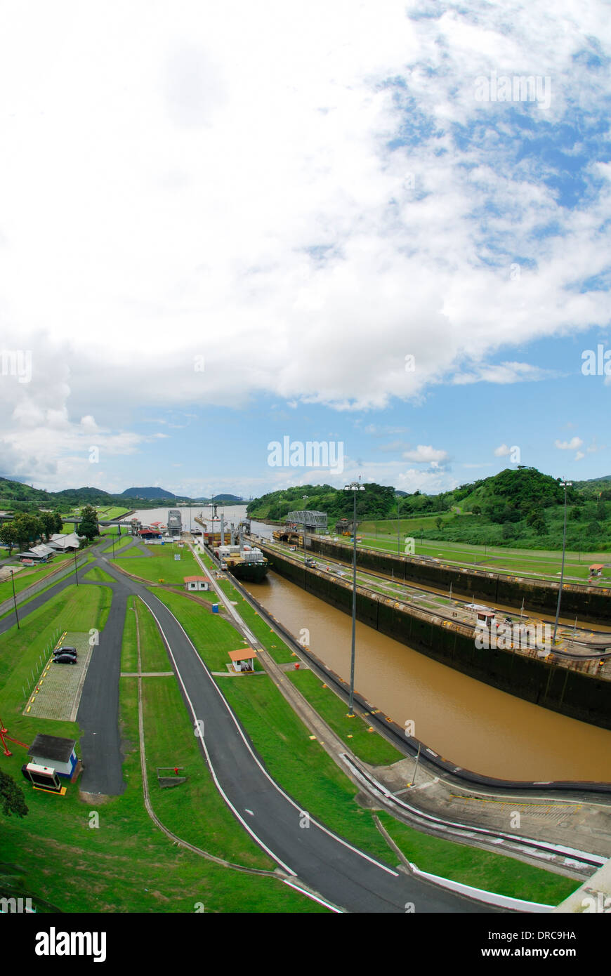 Nave che attraversa il Canale di Panama a Miraflores Locks Foto Stock