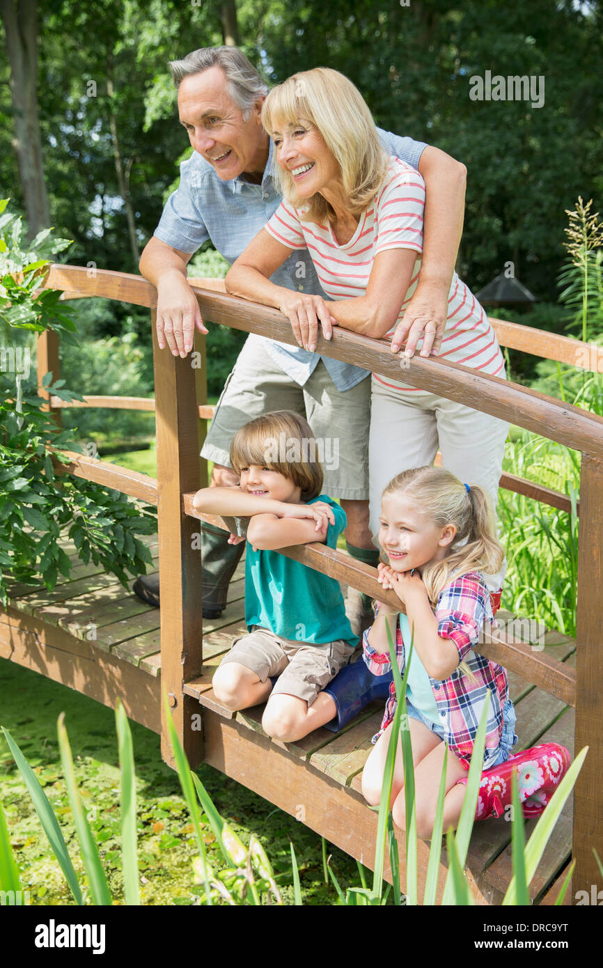 Nonni e nipoti sorridente sulla passerella in legno Foto Stock
