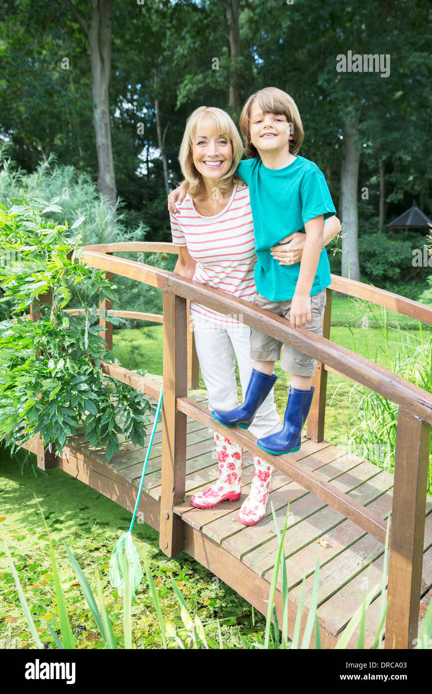 Nonna e nipote di sorridere sulla passerella in legno Foto Stock