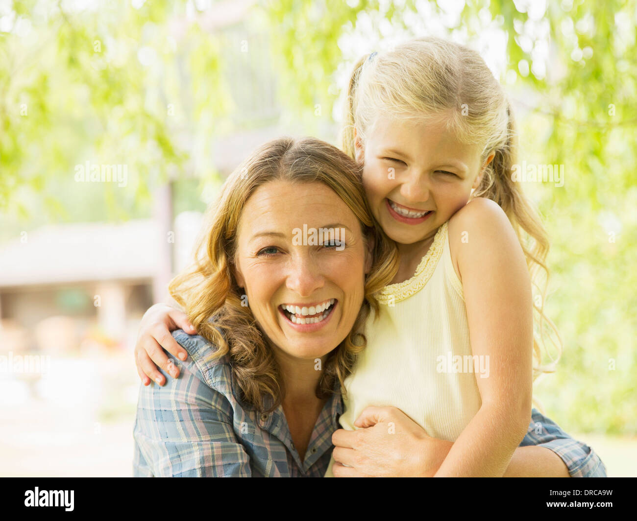 Madre e figlia abbracciando all'aperto Foto Stock