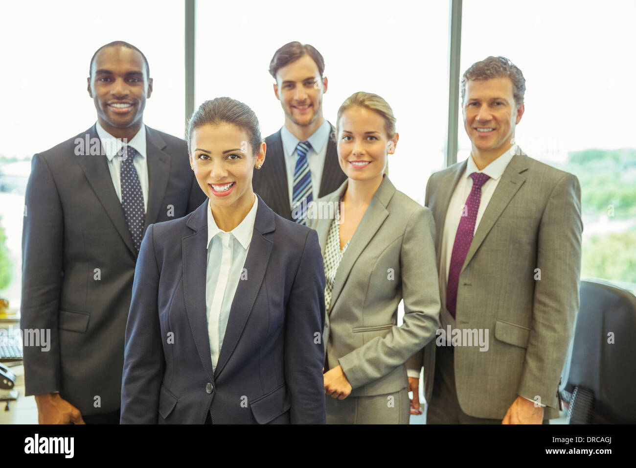 La gente di affari sorridente in ufficio Foto Stock