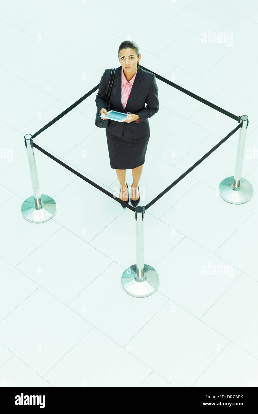 Imprenditrice in piedi in una cordata-off square Foto Stock