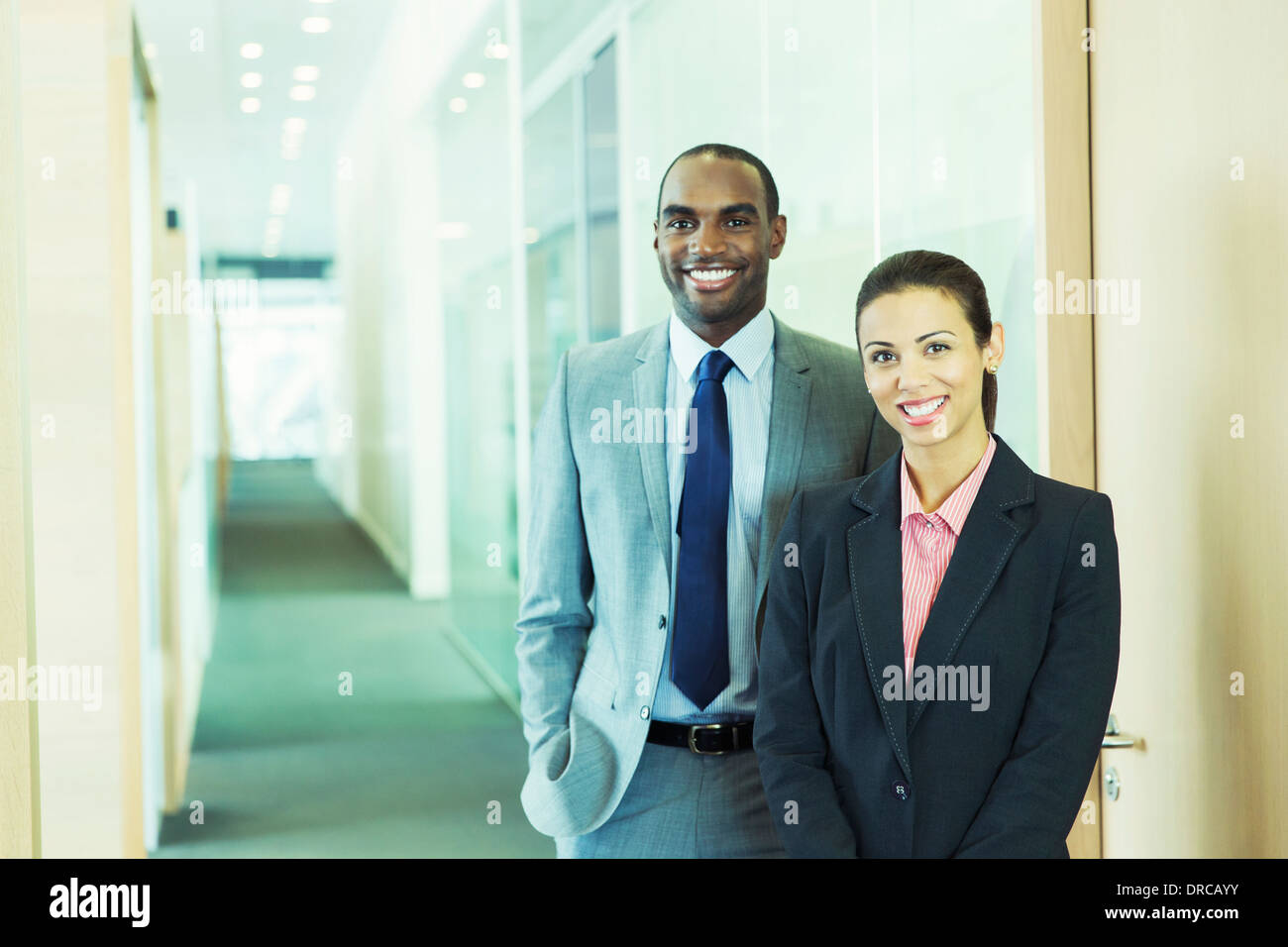 La gente di affari sorridente in ufficio Foto Stock
