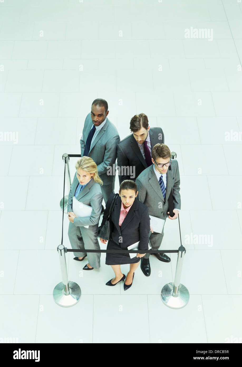 La gente di affari in piedi in una cordata-off square Foto Stock