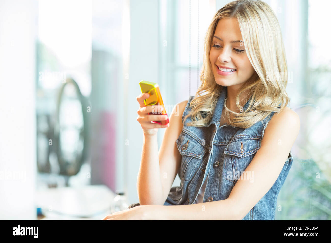 Donna che utilizza il telefono cellulare Foto Stock