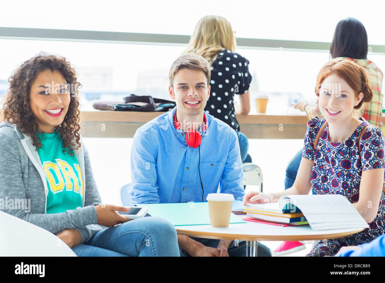 Gli studenti universitari sorridente nella lounge Foto Stock