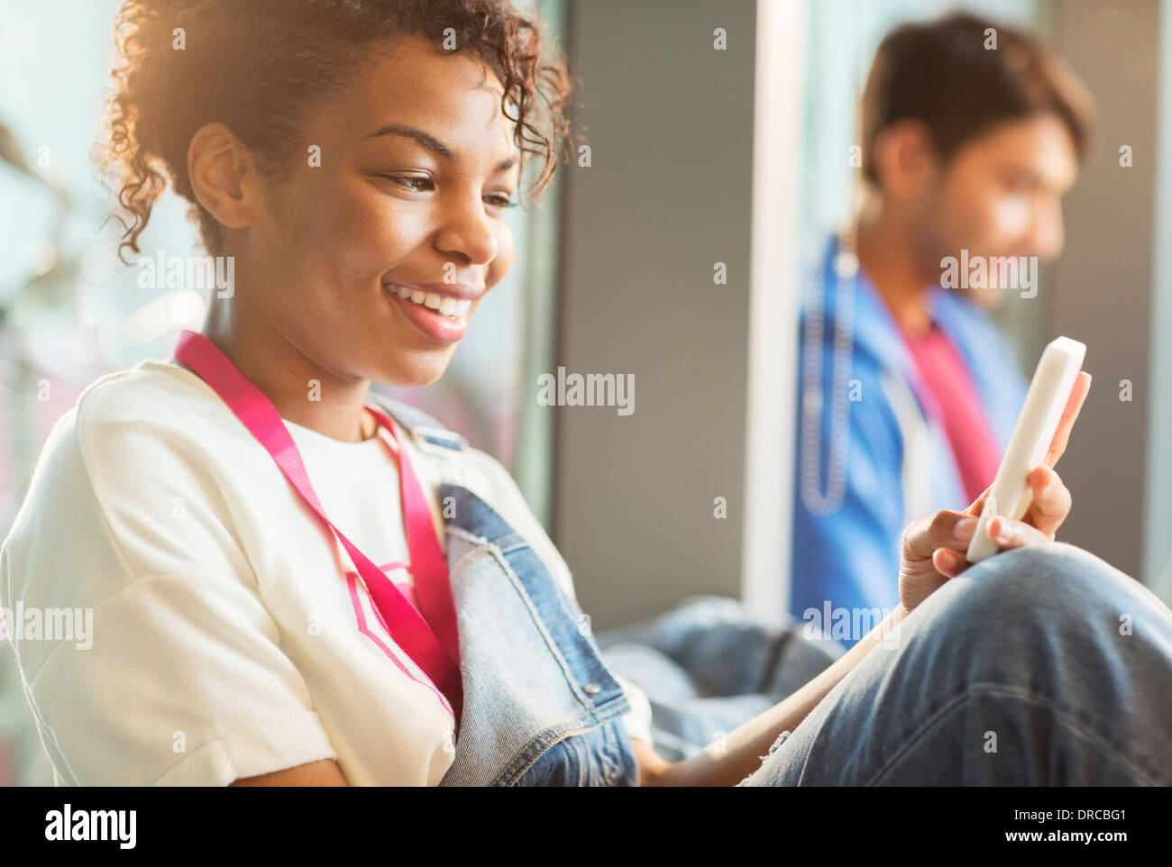 Donna che utilizza il telefono cellulare in ambienti interni Foto Stock