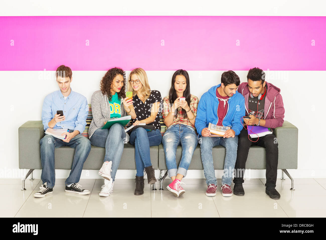 Gli studenti universitari seduta sul banco di lavoro Foto Stock