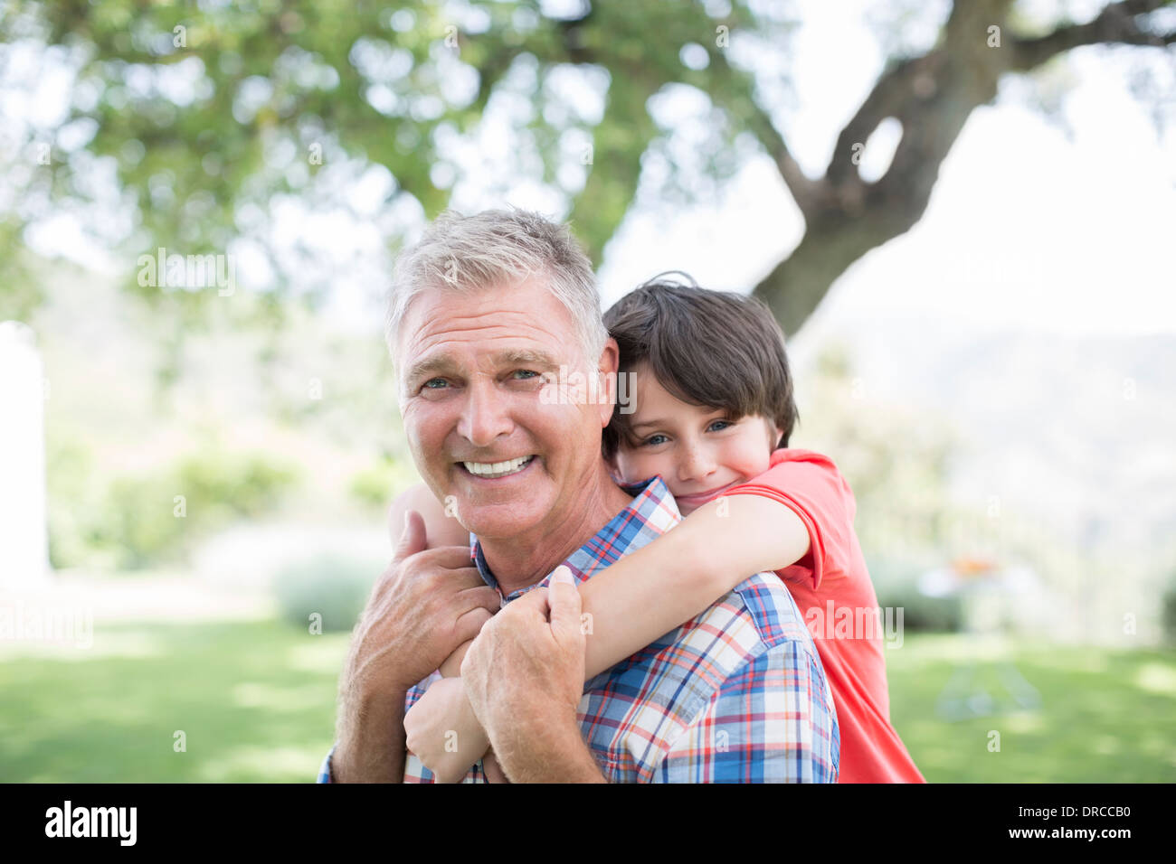 L'uomo piggybacking nipote all'aperto Foto Stock