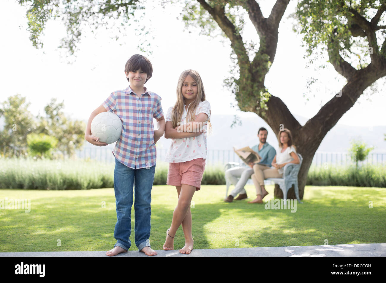 Fratello e Sorella con la pallavolo in cortile Foto Stock