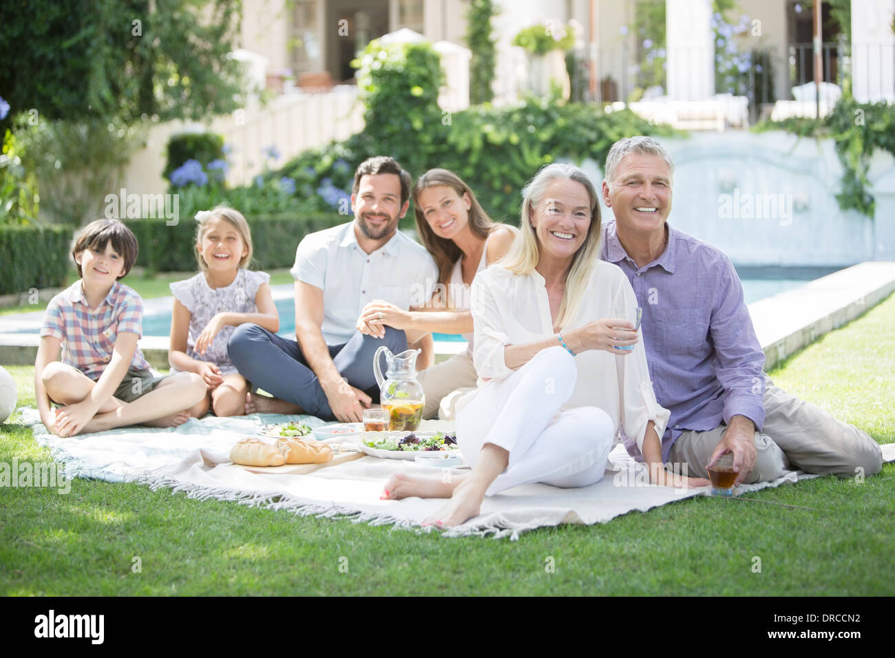 Multi-generazione famiglia godendo picnic in cortile Foto Stock