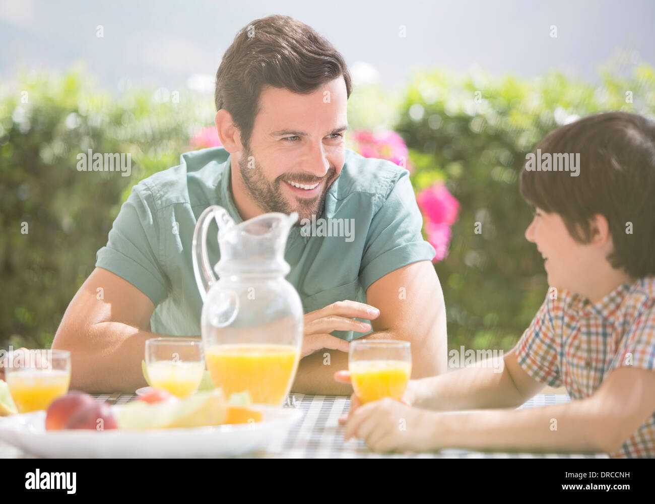 Padre e figlio gustando la prima colazione all'aperto Foto Stock