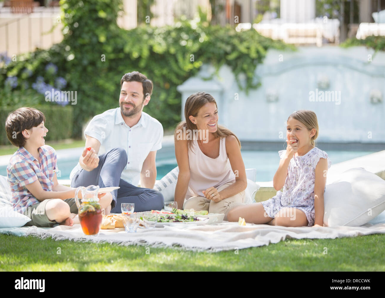 Famiglia godendo picnic in erba Foto Stock