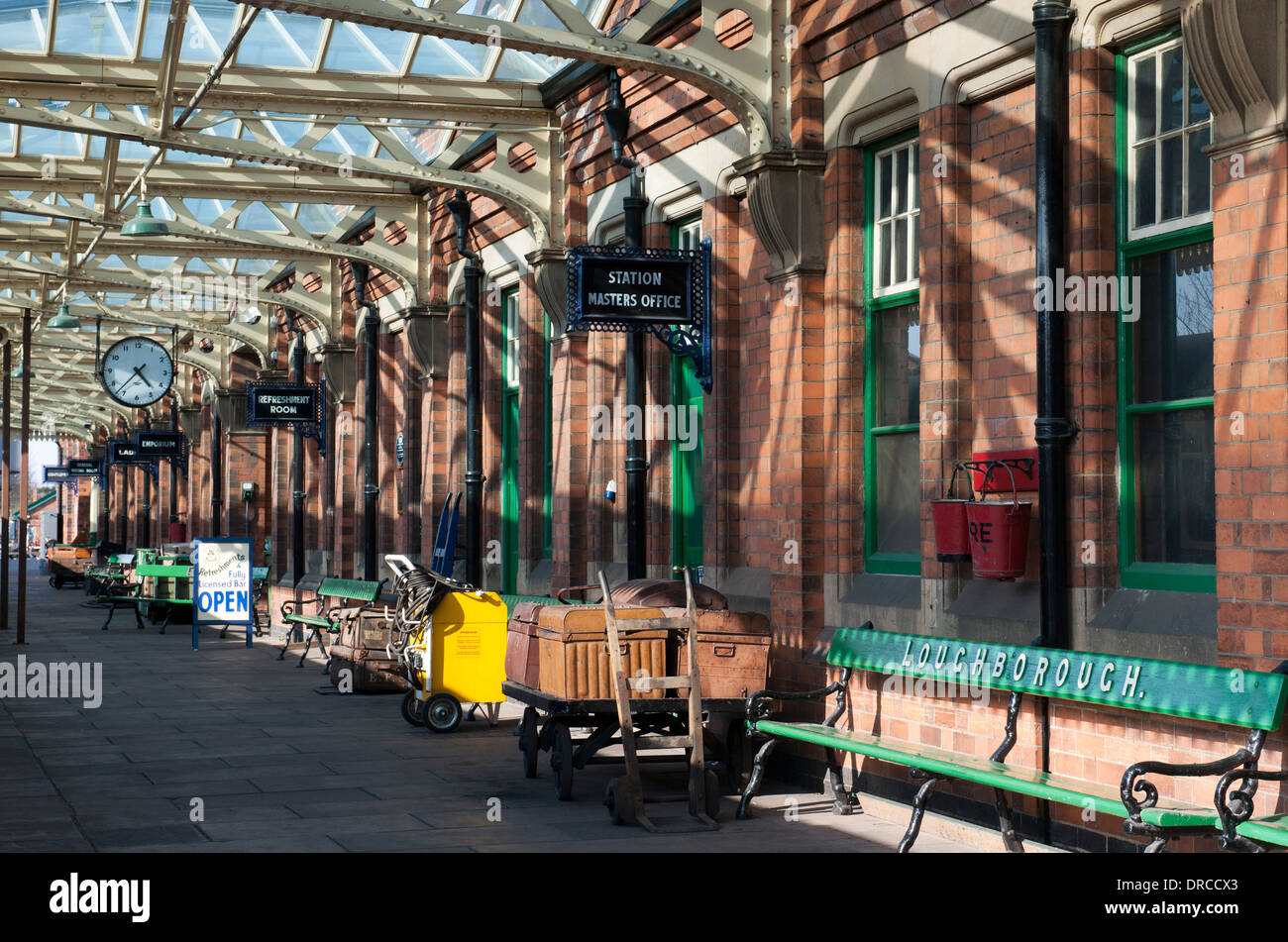 La piattaforma della stazione a Loughborough Stazione Centrale, Great Central Railway, Loughborough, Leicestershire, Inghilterra, Regno Unito. Foto Stock