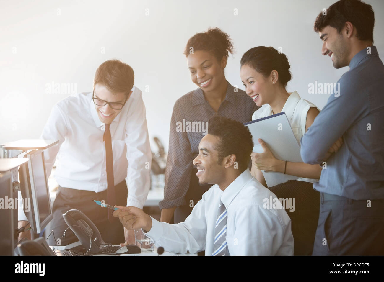 La gente di affari lavorando al computer in ufficio Foto Stock