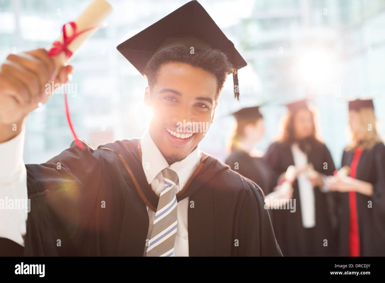 Sorridente graduate diploma di contenimento Foto Stock