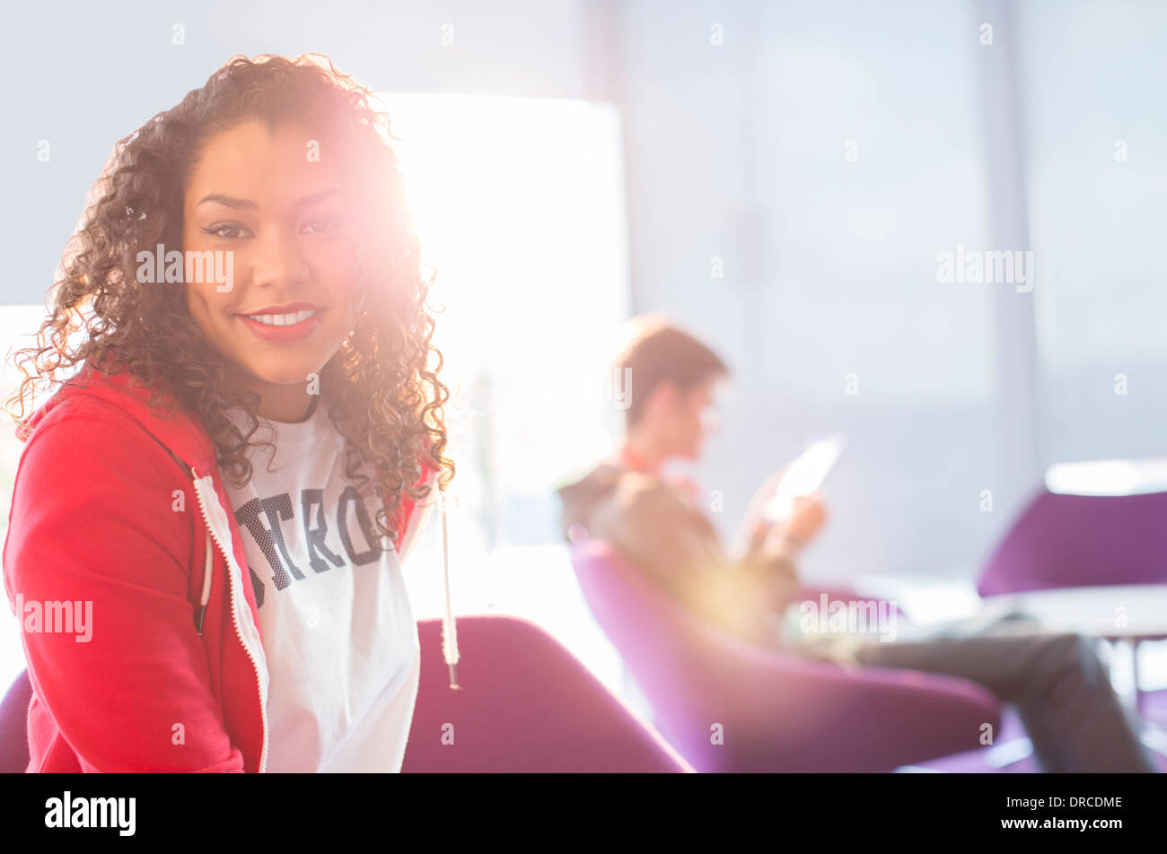 Studente universitario sorridente nella lounge Foto Stock
