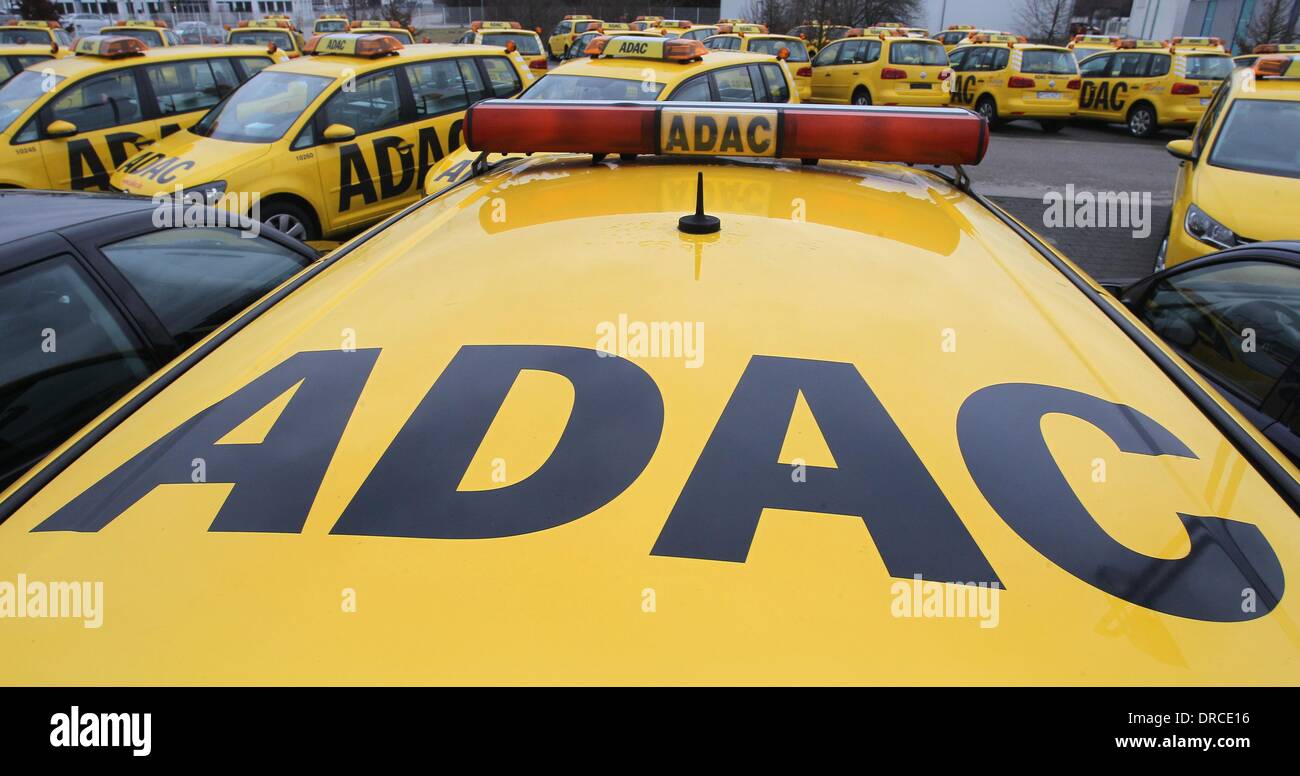 Landsberg am Lech, Germania. Il 22 gennaio, 2014. Le vetture del Servizio assistenza guasti di automobilistico tedesco ADAC associazione, sostare nel parcheggio della struttura di test di tedesco automobile association ADAC di Landsberg am Lech, Germania, 22 gennaio 2014. L'ADAC è al centro di critiche riguardanti i risultati forgiato in auto ADAC award "Gelber Engel' (giallo Angel). Foto: Karl-Josef Hildenbrand/dpa/Alamy Live News Foto Stock