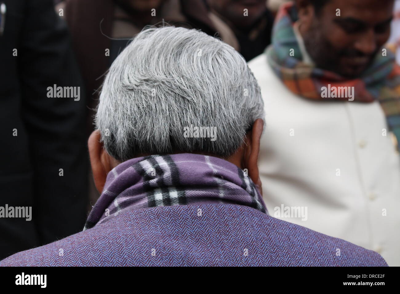 A sud di Maidan di Gandhi, Patna, Bihar, in India, 23 gennaio 2014. Shri Nitish Kumar, Chief Minister di Bihar assiste il 115º anniversario della nascita di Netaji Subhas Chandra Bose oggi, giovedì mattina nebbiosa. Netaji Subhas Chandra Bose è un grande combattente per la libertà per l'India. Il primo ministro è arrivato a 0.953 AM e completato la cerimonia di fioritura ai piedi della statua in marmo di Netaji Subhas Chandra Bose all' entrata di un parco spesso meno visitato. Credito: RUPA GHOSH/Alamy Live News Foto Stock