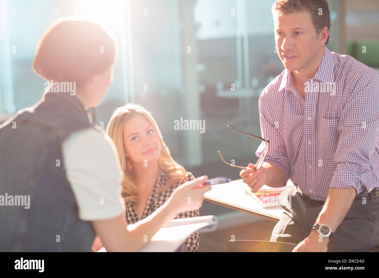 Professore e studenti universitari a parlare in Aula Foto Stock