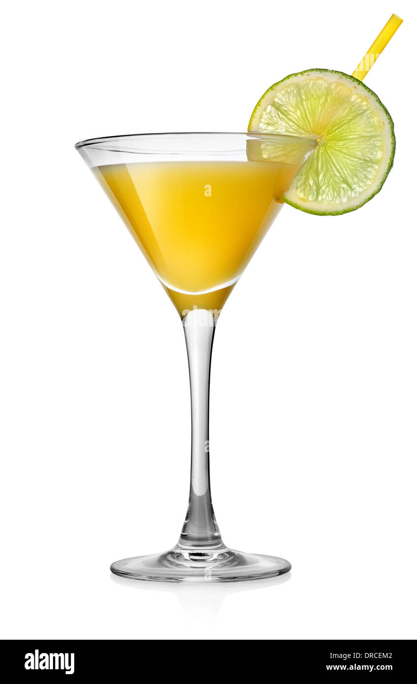 Cocktail di giallo con calce isolato su bianco Foto Stock