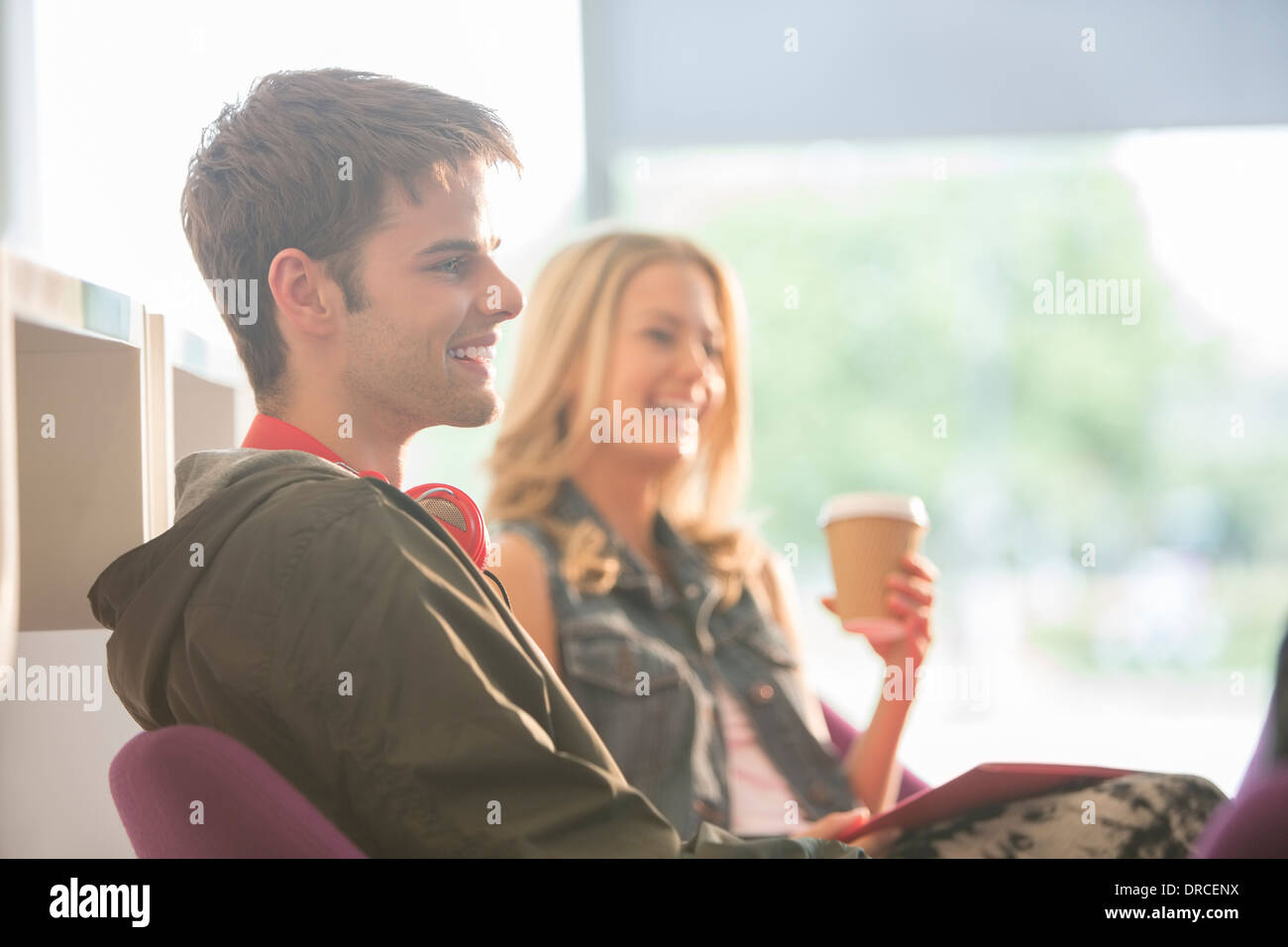 Gli studenti universitari di ridere nella lounge Foto Stock